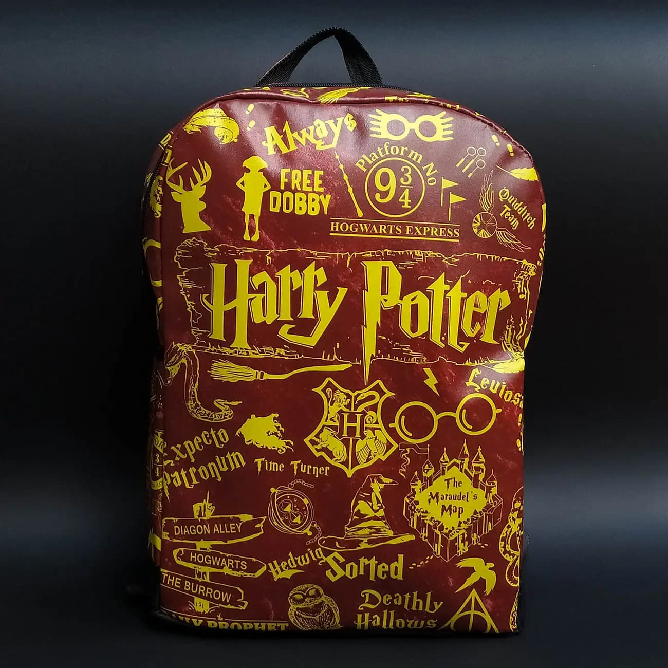 کوله پشتی چرم چاپی Harry Potter Hogwarts | مدل هاگوارتز و نمادهای جادویی فانتزی اسپرت با فضای لپ‌تاپ