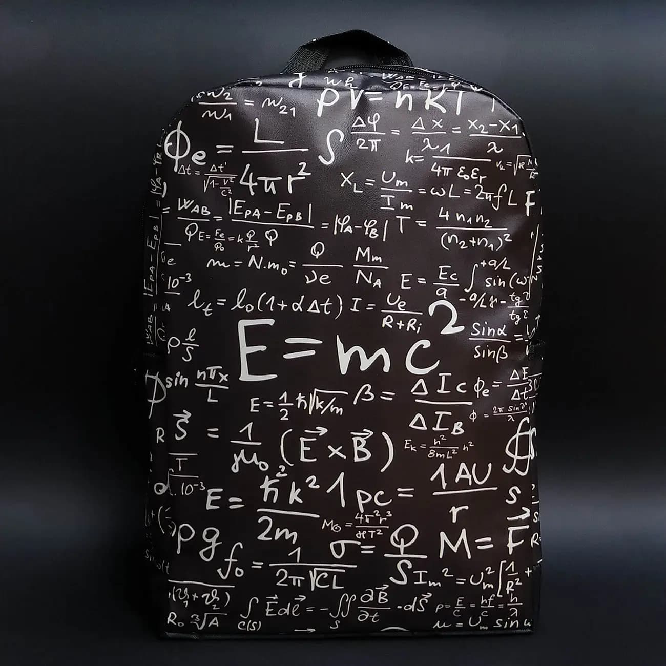 کوله پشتی چرمی چاپی طرح E=mc² | مدل فرمول‌های فیزیک و ریاضی اسپرت با فضای لپ‌تاپ و استایل علمی مدرن