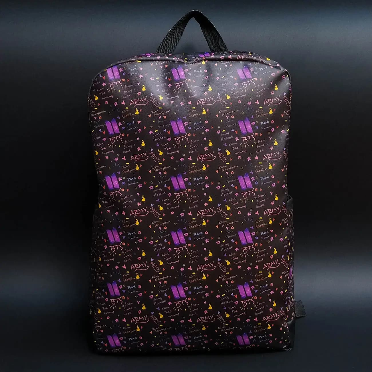کوله پشتی چرم چاپی BTS ARMY | مدل لوگوی بی تی اس و نام اعضای گروه مناسب استایل کیپاپ و فندوم با فضای لپ‌تاپ