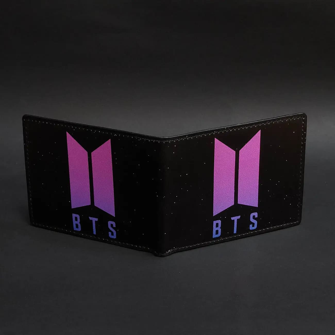 کیف پول چرم چاپی BTS ARMY | مدل لوگوی بی تی اس با طراحی مینیمال کیپاپ و استایل فندومی — تصویر ۲