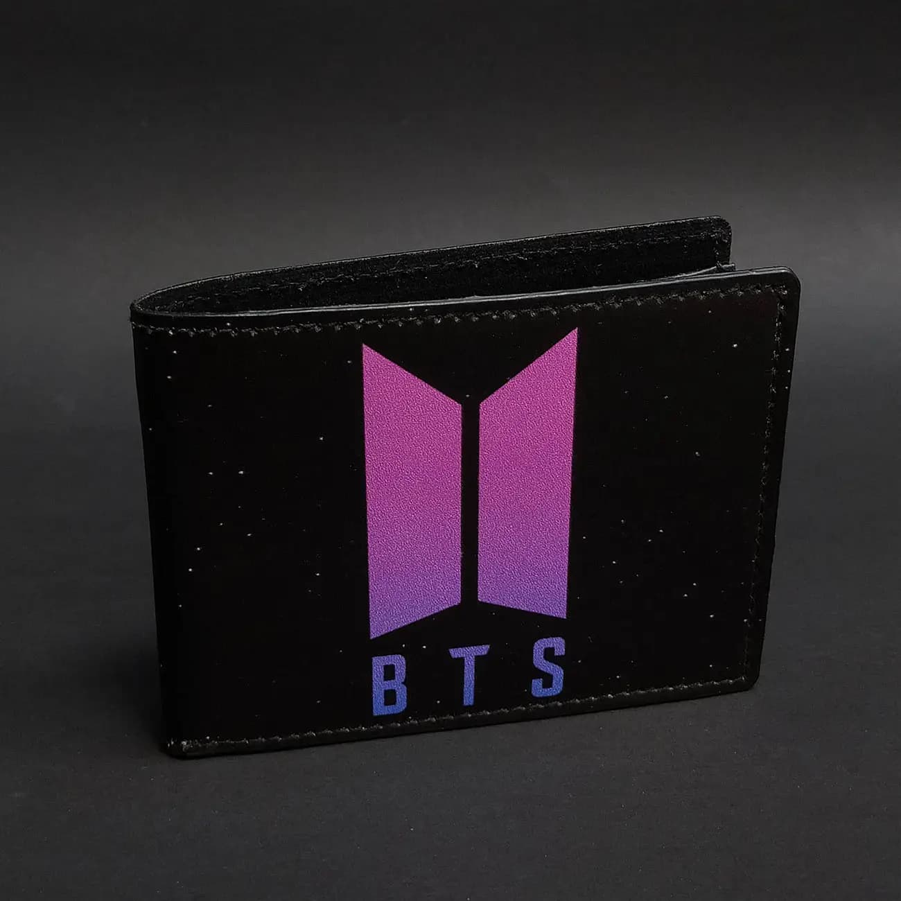 کیف پول چرم چاپی BTS ARMY | مدل لوگوی بی تی اس با طراحی مینیمال کیپاپ و استایل فندومی