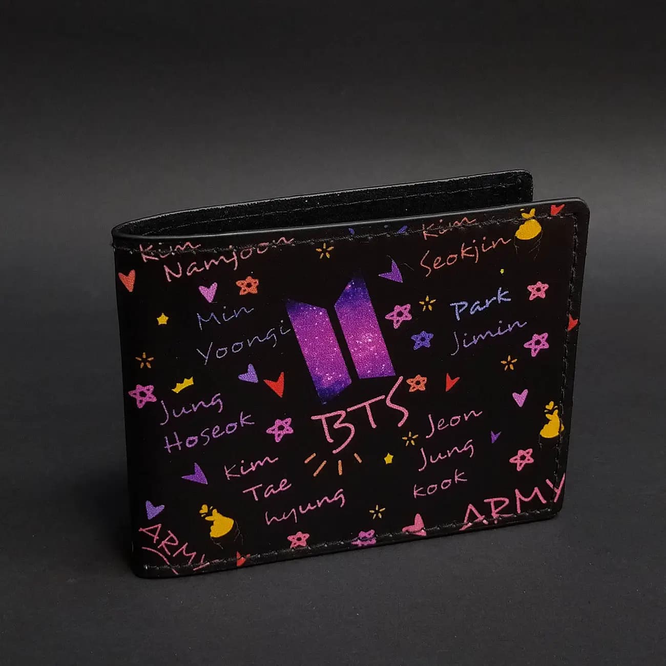 کیف پول چرم چاپی BTS ARMY | مدل لوگوی بی تی اس و نام اعضای گروه با طراحی کیپاپ و فندومی