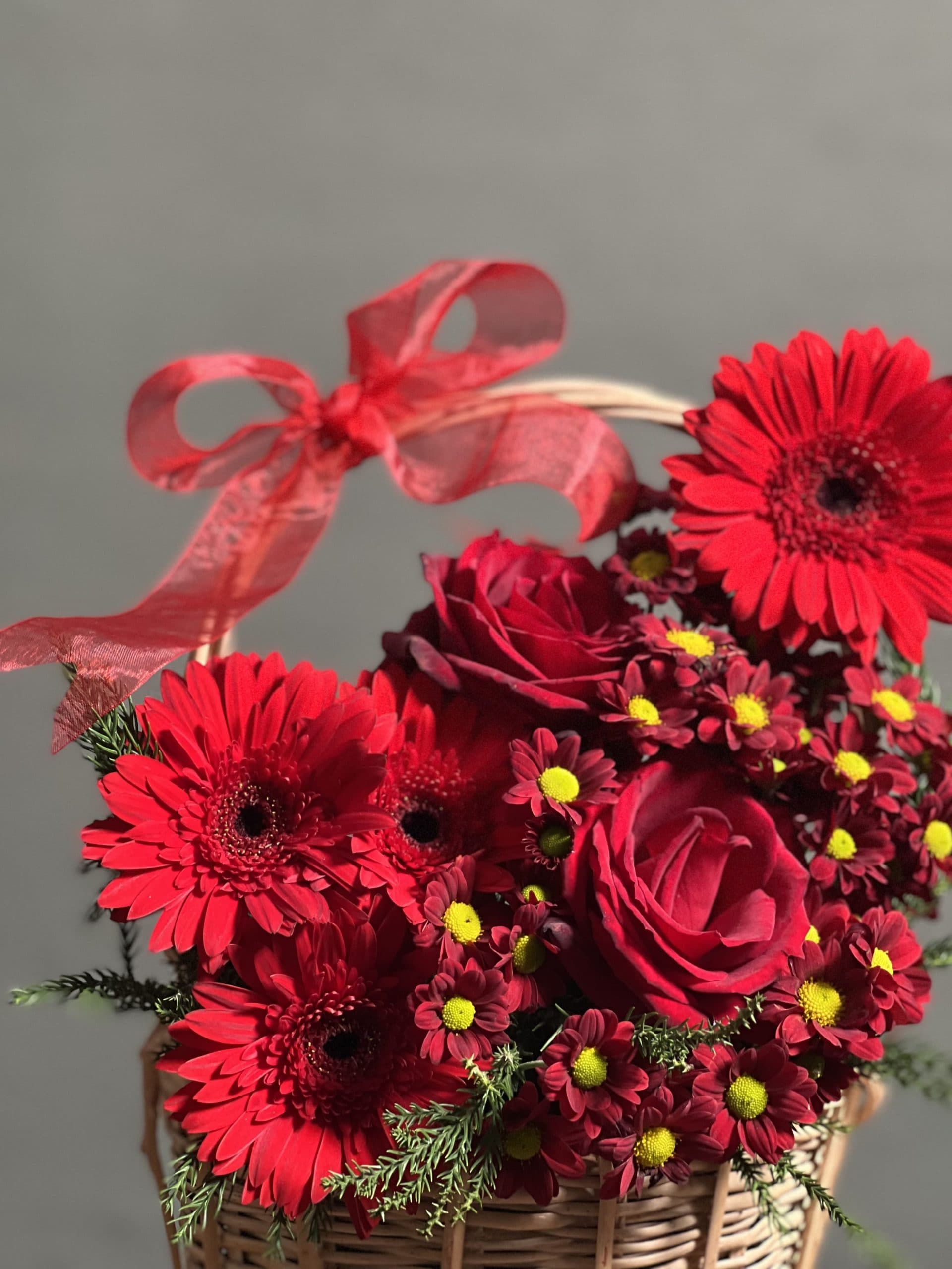 سبد گل رز قرمز طرح وودی — تصویر ۴
