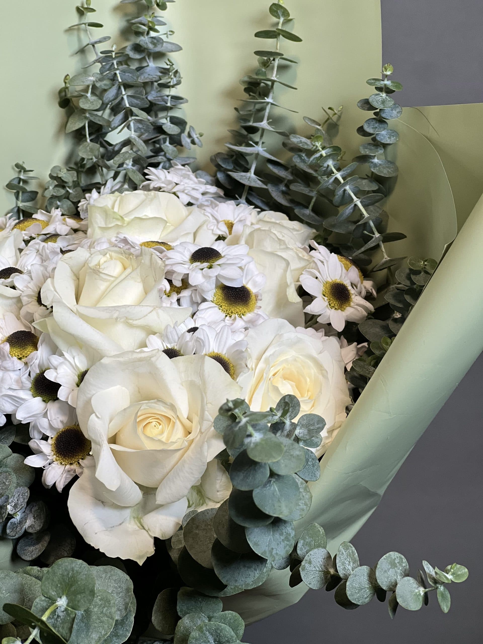 دسته گل رز سفید طرح بابی — تصویر ۵