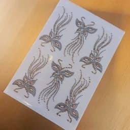نگین حرارتی طرح پروانه دنباله دار ( ترکیب طلایی مشکی) . چادر . نگین چادر . مانتو . نگین چسبی — تصویر ۲