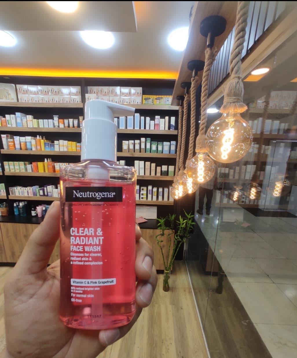 ژل شستشو صورت نوتروژینا Clear & Radiant حاوی ویتامین C و عصاره ی گریپ فروت Neutrogena Fresh & Clear Facial Wash with Pink Grapefruit(Neutrogena Canlandırıcı Yüz Yıkama Jel — تصویر ۵