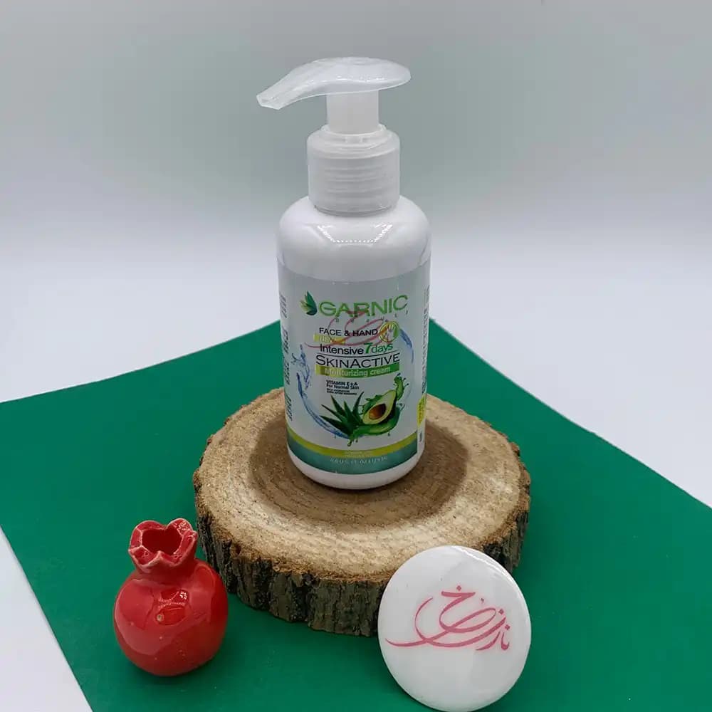 کرم مرطوب کننده پمپی دست و صورت گارنیک GARNIC مدل آووکادو و آلوئه ورا مخصوص پوست نرمال حجم 125 میلی لیتر
