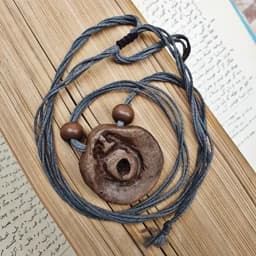 گردنبند چوبی دستساز طرح مرد آواز خوان چوبژه — تصویر ۲