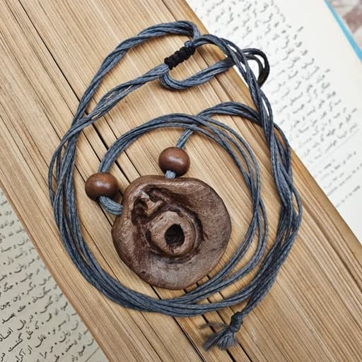 گردنبند چوبی دستساز طرح مرد آواز خوان چوبژه