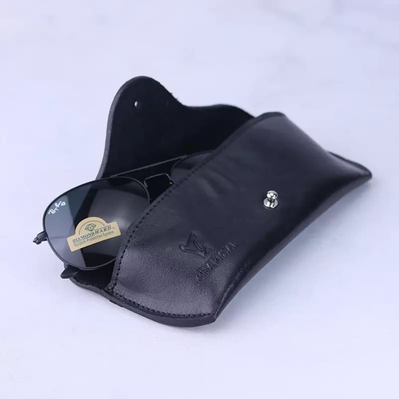 ست چرمی مردانه با کیف کتی و عینک و جاکلیدی چرمسال مشکی 180/1 — تصویر ۵