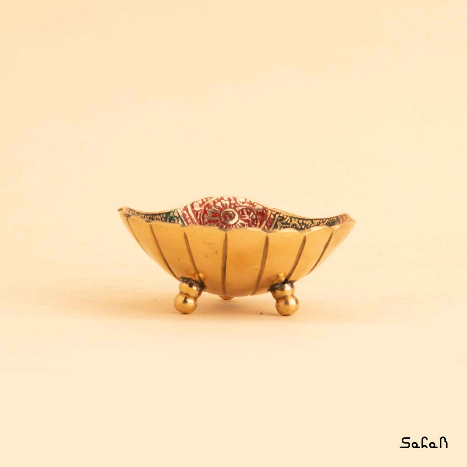 کاسه برنجی میناکاری طرح سه پایه مدل صدف — تصویر ۶