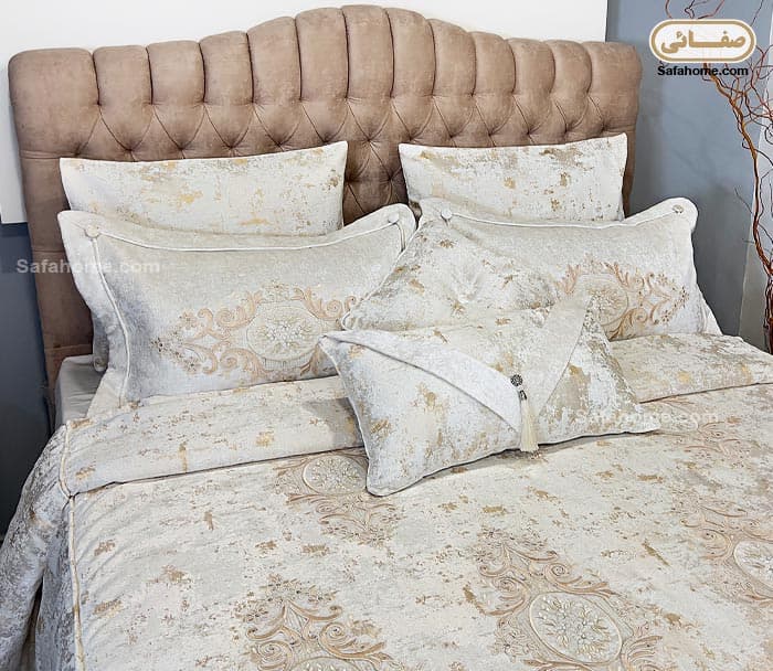 روتختی دو نفره عروس لوکس طرح مخمل پتینه گلاریس بژ طلایی — تصویر ۳