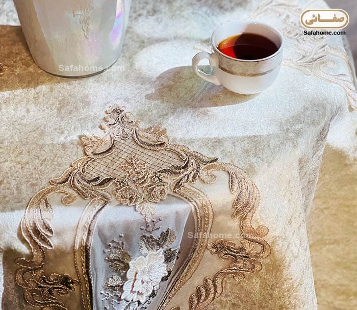 رومیزی گرد مخمل گل برجسته دایان شیری قطر 100 — تصویر ۴