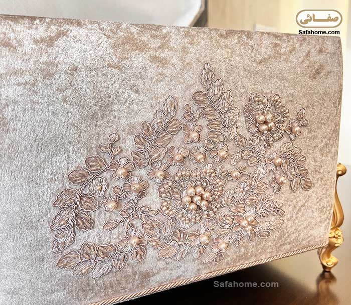 سرویس صندوقچه مخمل 7 تکه طرح گیپور برجسته لارسیا نسکافه ای — تصویر ۳
