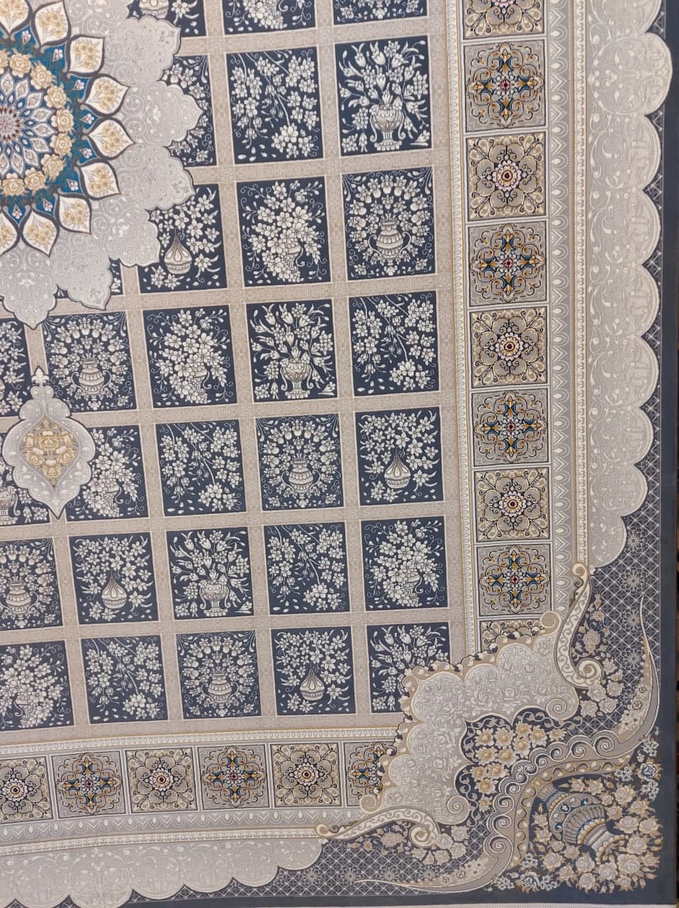 فرش ۷۰۰ شانه نقشه خشتی آیسان زمینه دودی — تصویر ۳