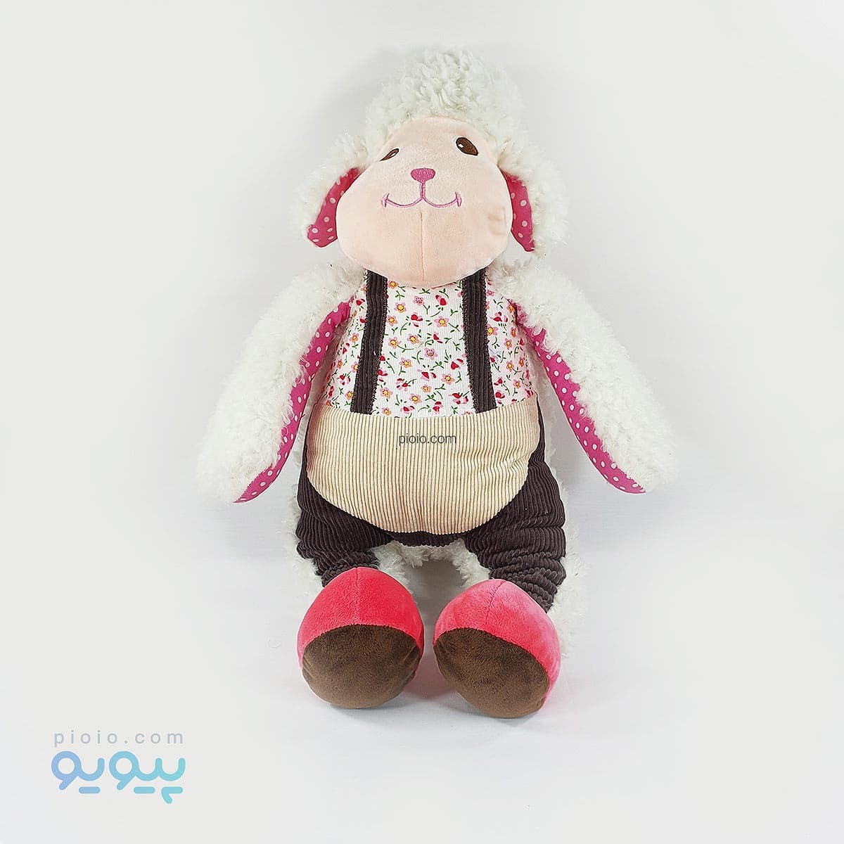 عروسک بره پشمالو ایستاده