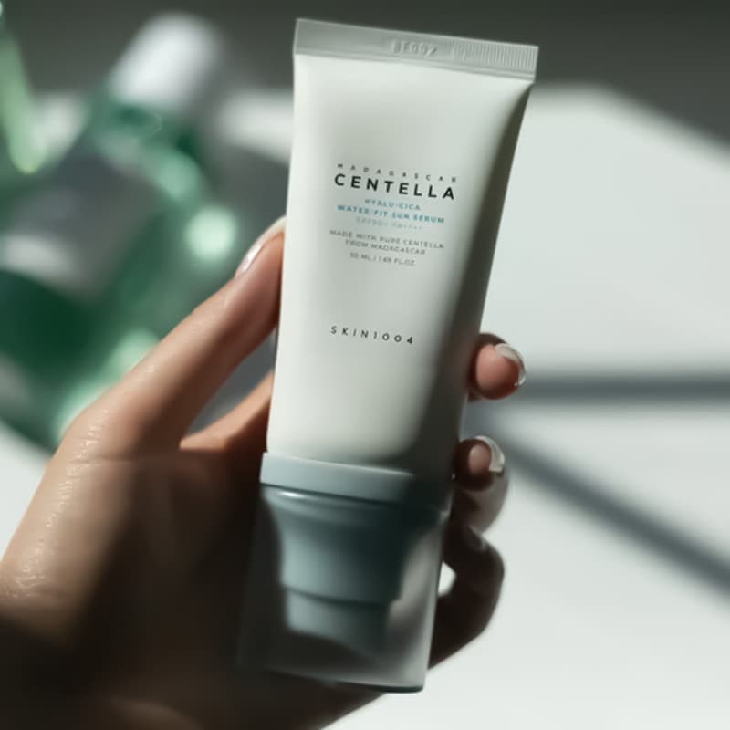 کرم ضد آفتاب بدون رنگ اسکین 1004 SPF 50 مدل Hyalu-Cica Water محافظ UVA ،UVB، مناسب برای انواع پوست، حجم 50 میلی‌لیتر — تصویر ۶