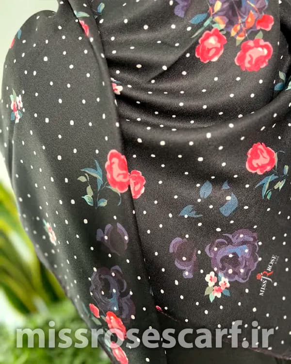 روسری نخی گل رز خالدار — تصویر ۴