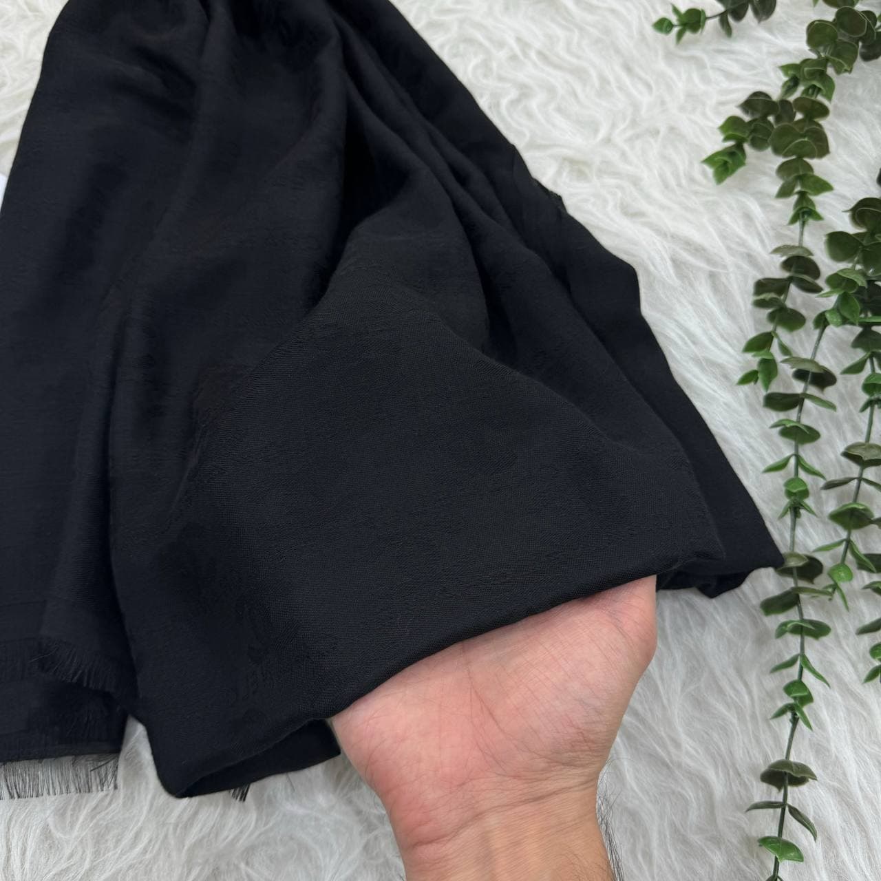 شال مشکی ساده مدل شنل کد 829 — تصویر ۳