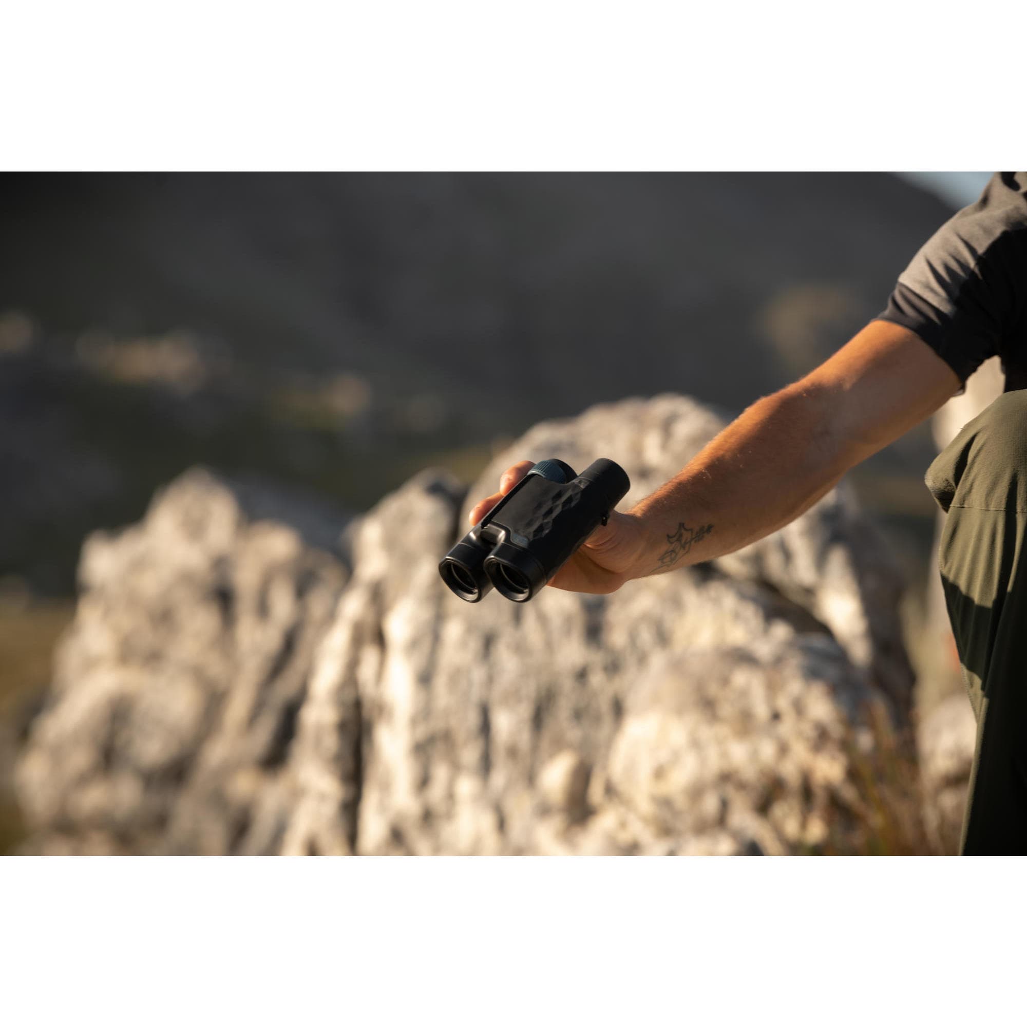 دوربین دو چشمی کچوا دکتلون Quechua Binoculars – x12 – Black – MH B560 — تصویر ۲