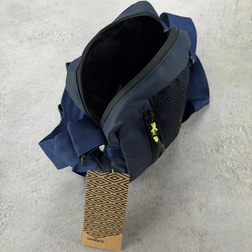کیف کراسبادی اورجینال اسپرت برند آمبرو (Umbro) | طراحی مینیمال با لوگوی برجسته و بند دوشی قابل تنظیم رنگ سرمهای — تصویر ۵