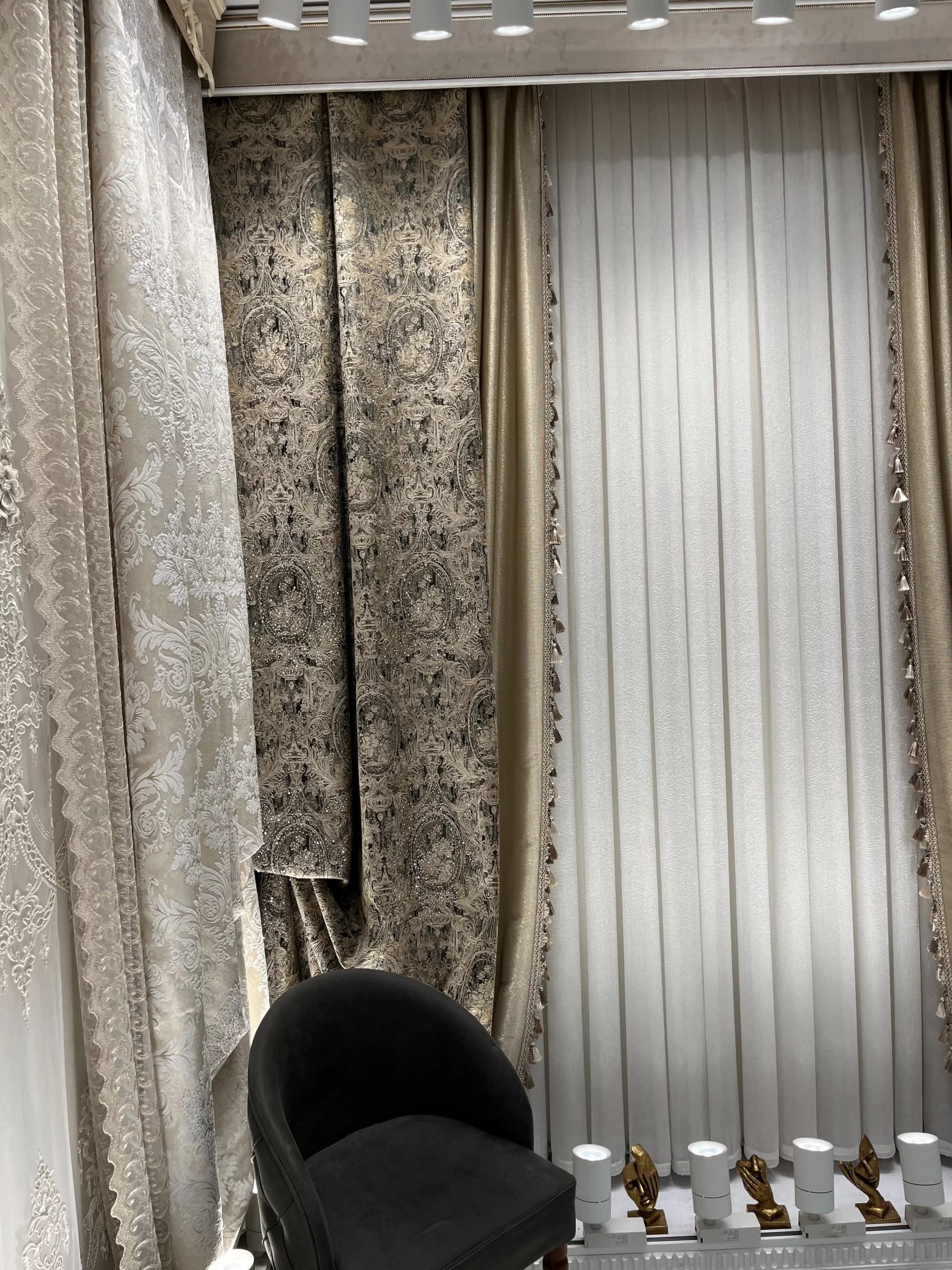 ترکیب پرده حریر محو و دکور طرح قابی مدل دو پنل — تصویر ۲