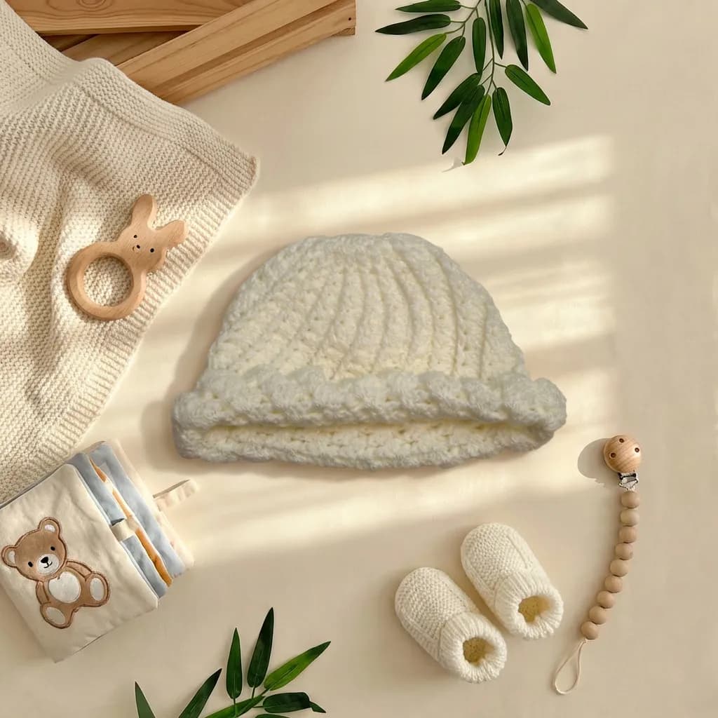 کلاه نوزادی دست بافت رنگ شیری برند totobaby کد 10481