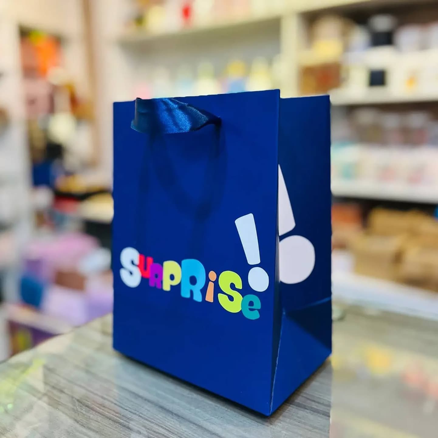 بگ و ساک دستی کادویی طرح surprise سورپرایز 18 در 23 در 10 – سرمه ای — تصویر ۲