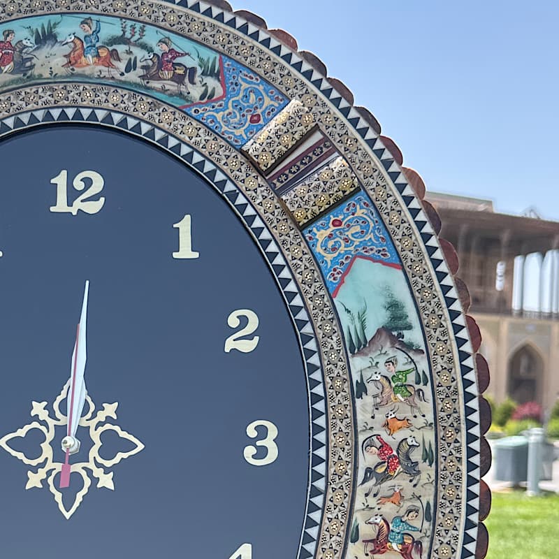 ساعت دیواری بیضی خاتم کاری اسب و شکار بزرگ — تصویر ۲