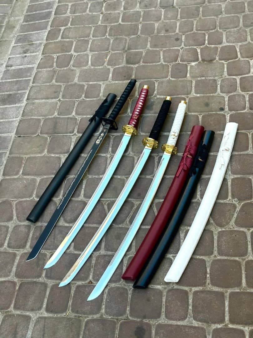 شمشیر سامورایی کاتانا در 3 رنگ مختلف به جز سمت چپی