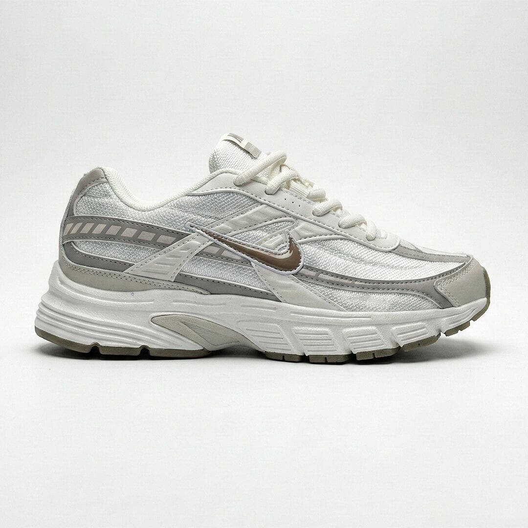 کفش کتونی زنانه نایک اینیشیتور سفید خاکستری قهوه‌ای Nike Initiator Phantom Light Bone Sail Brown