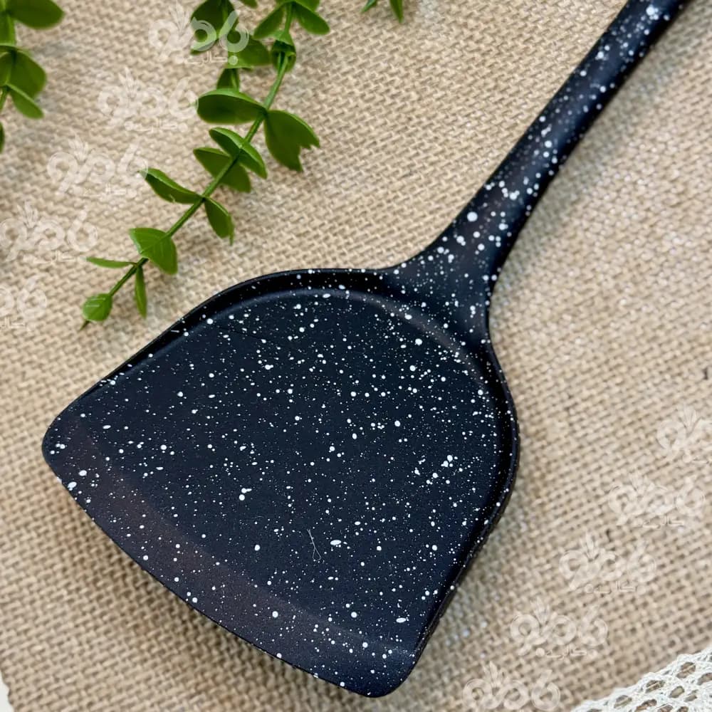 کفگیر پارویی خال خال ساده مشکیZ7 — تصویر ۲