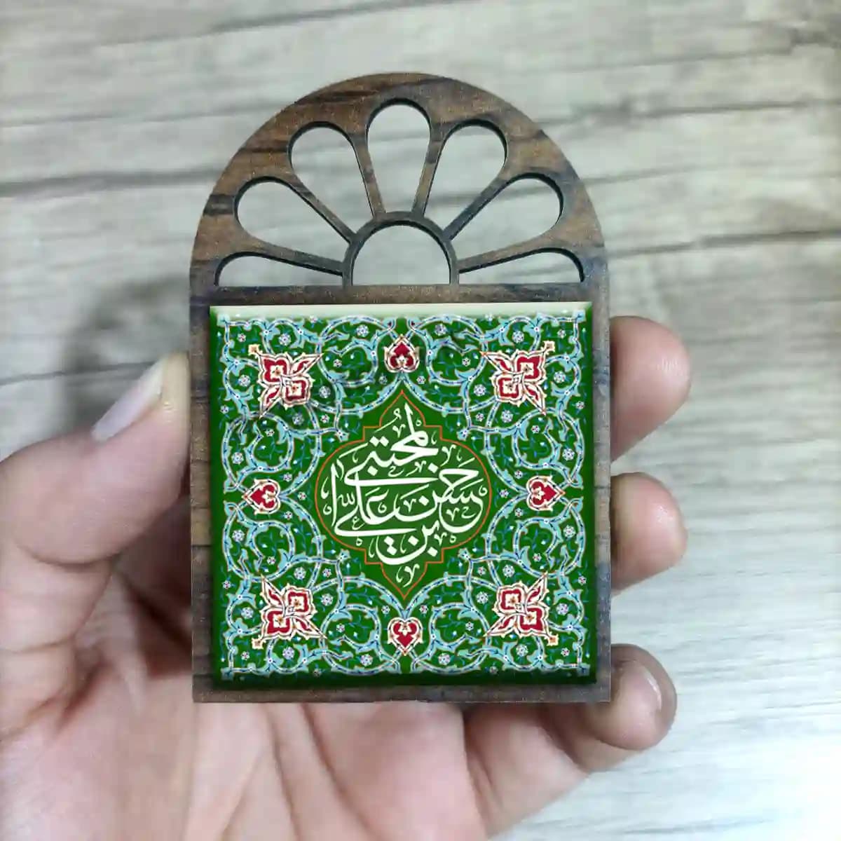 تندیس کاشی پنجره ای حسن المجتبی بن علی مدل 2E 12 — تصویر ۲