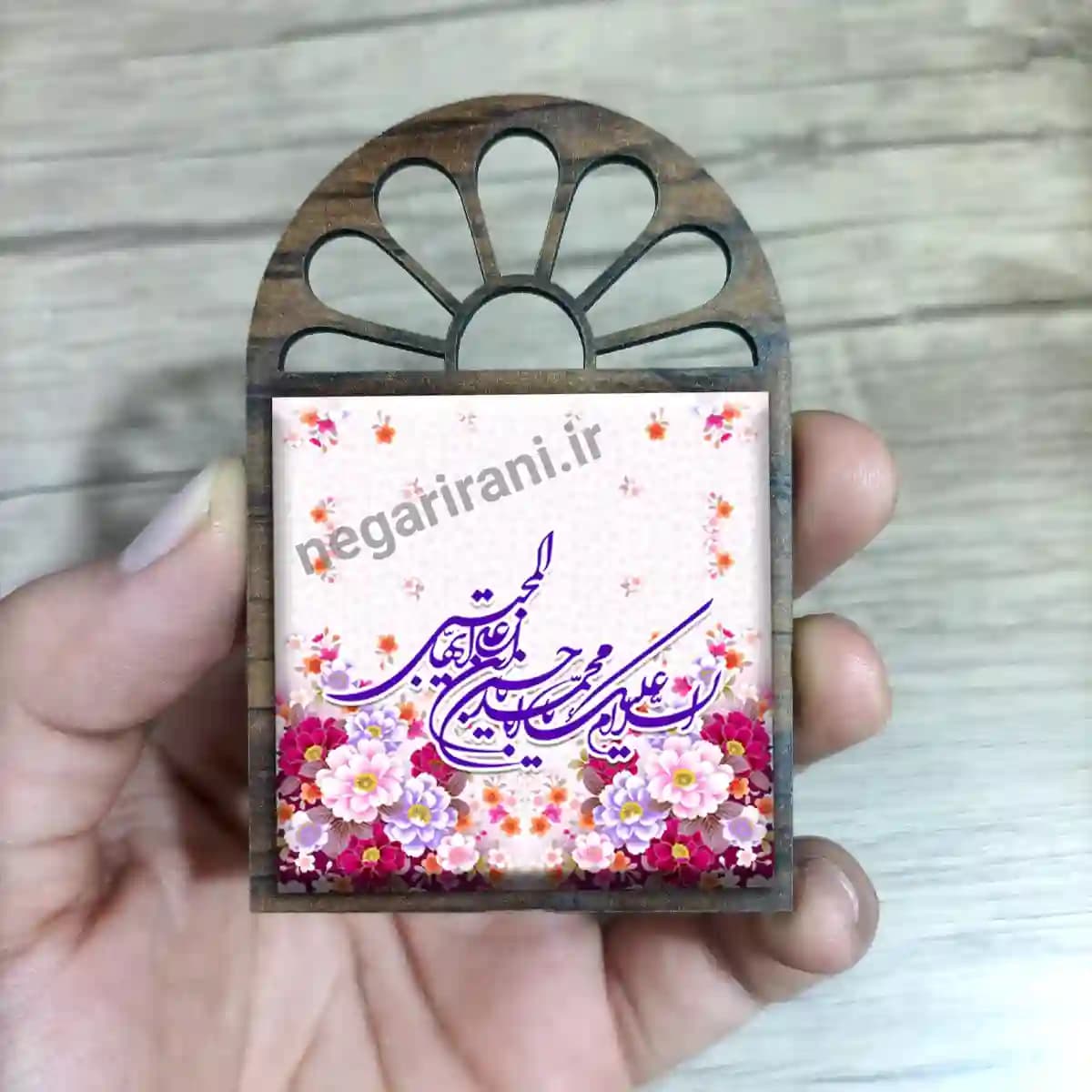 تندیس کاشی پنجره ای السلام علیک یا مجتبی مدل 2E 11 — تصویر ۲