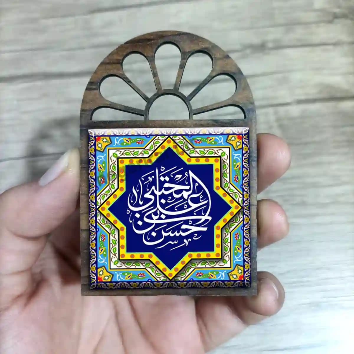 تندیس کاشی پنجره ای حسن المجتبی بن علی مدل 2E 10 — تصویر ۲