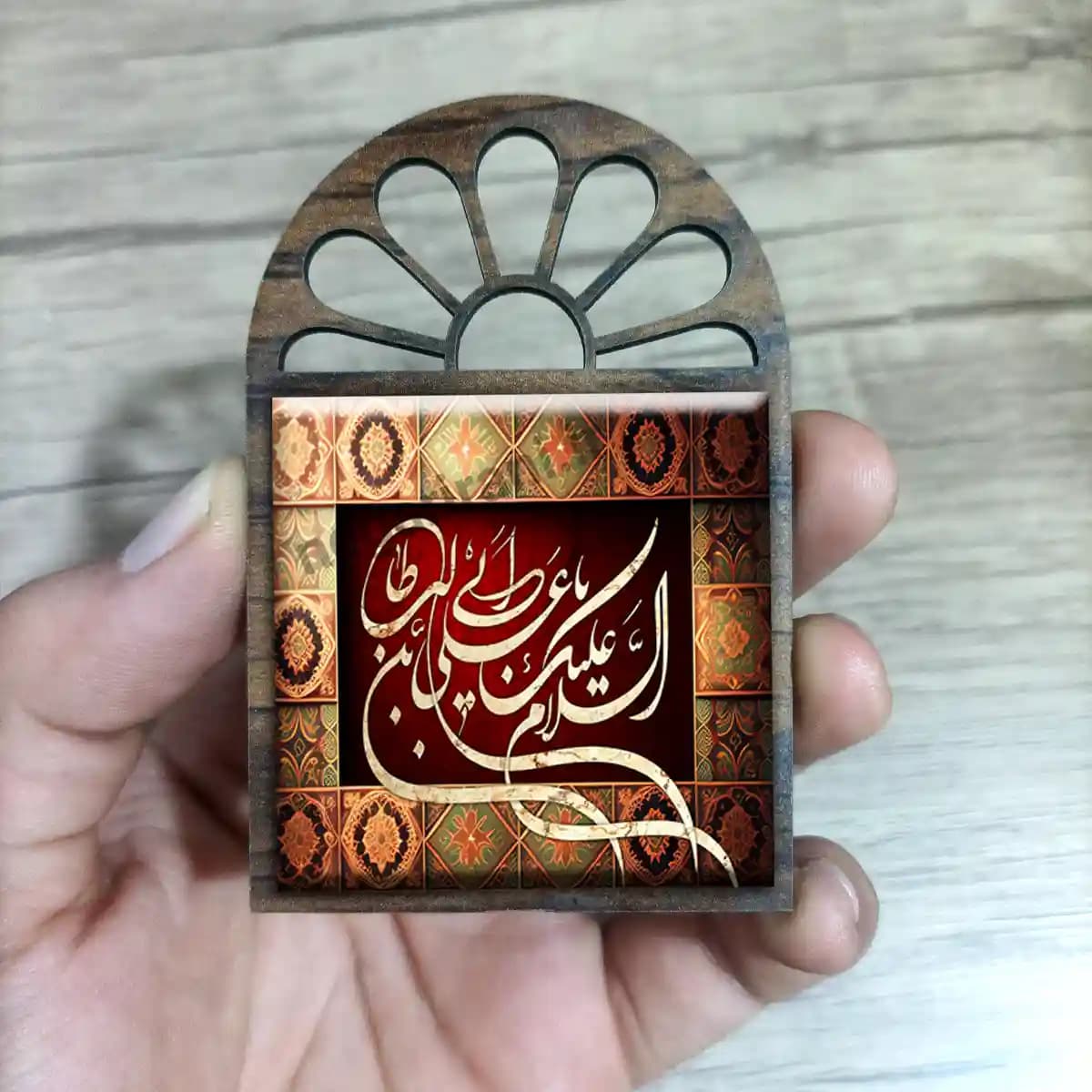 تندیس کاشی پنجره ای السلام علیک یا علی مدل 2D 242 — تصویر ۲