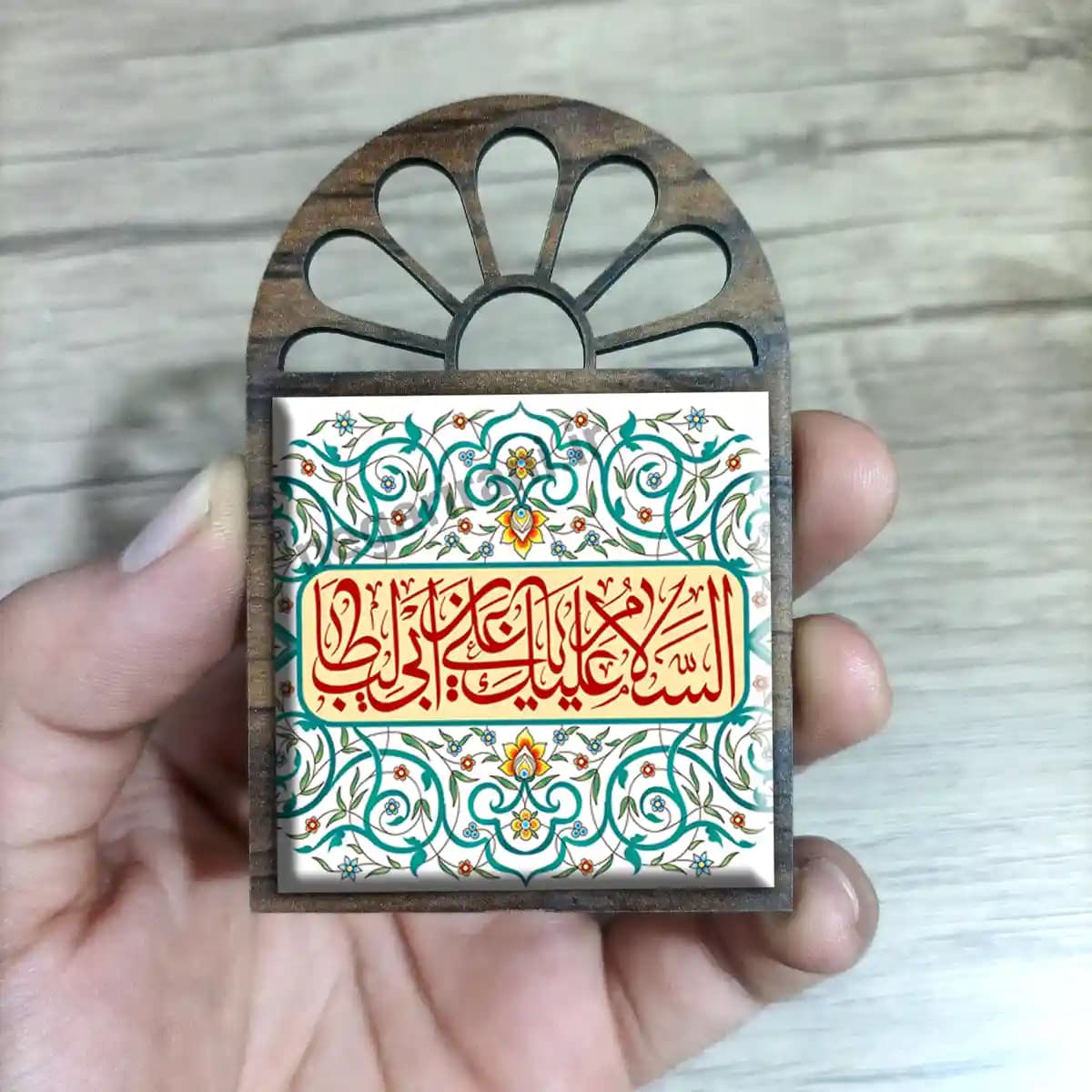 تندیس کاشی پنجره ای السلام علیک یا علی ابن ابیطالب 2D 226 — تصویر ۲