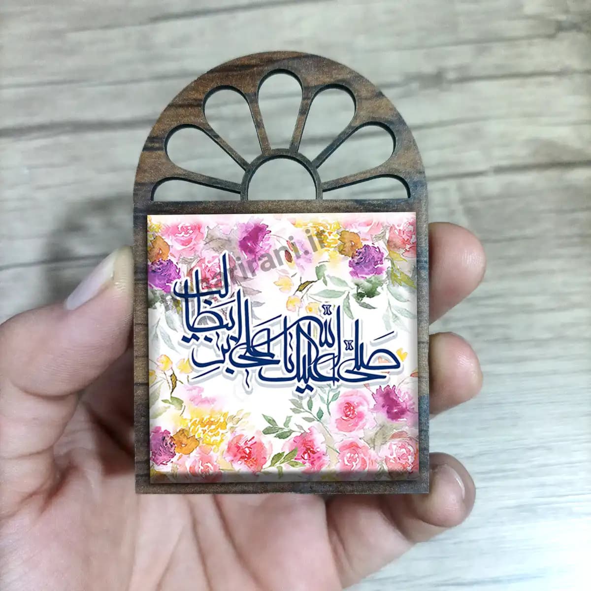تندیس کاشی پنجره ای صلی الله علیک یا علی بن ابی طالب مدل 2D 75 — تصویر ۲