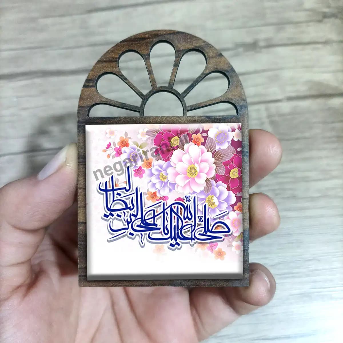 تندیس کاشی پنجره ای صلی الله علیک یا علی بن ابی طالب مدل 2D 73 — تصویر ۲
