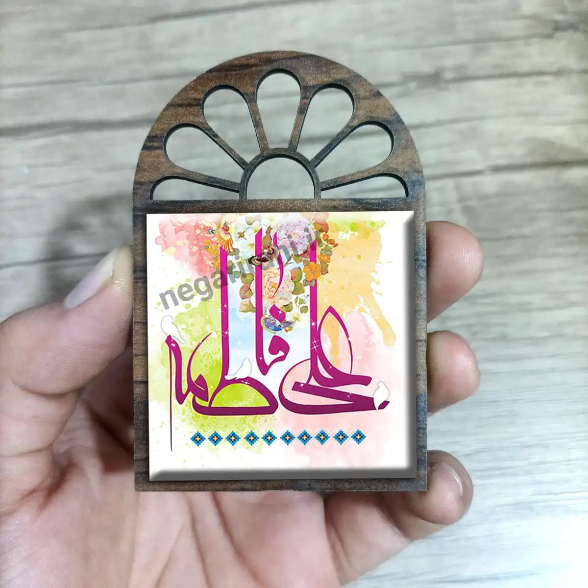 تندیس کاشی پنجره ای علی فاطمه مدل 2D 64 — تصویر ۲