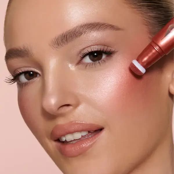 هایلایتر و رژگونه مایع شارلوت تیلبری مدل BEAUTY LIGHT WAND — تصویر ۳