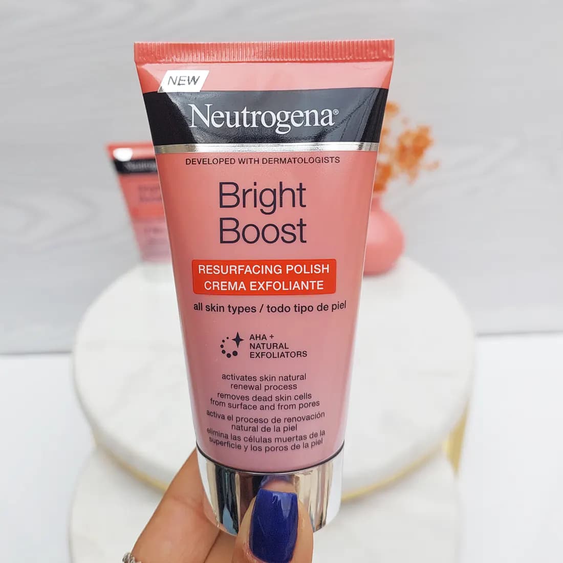 کرم لایه بردار و روشن کننده نوتروژینا مدل Bright Boost حجم 75 میلی لیتر
