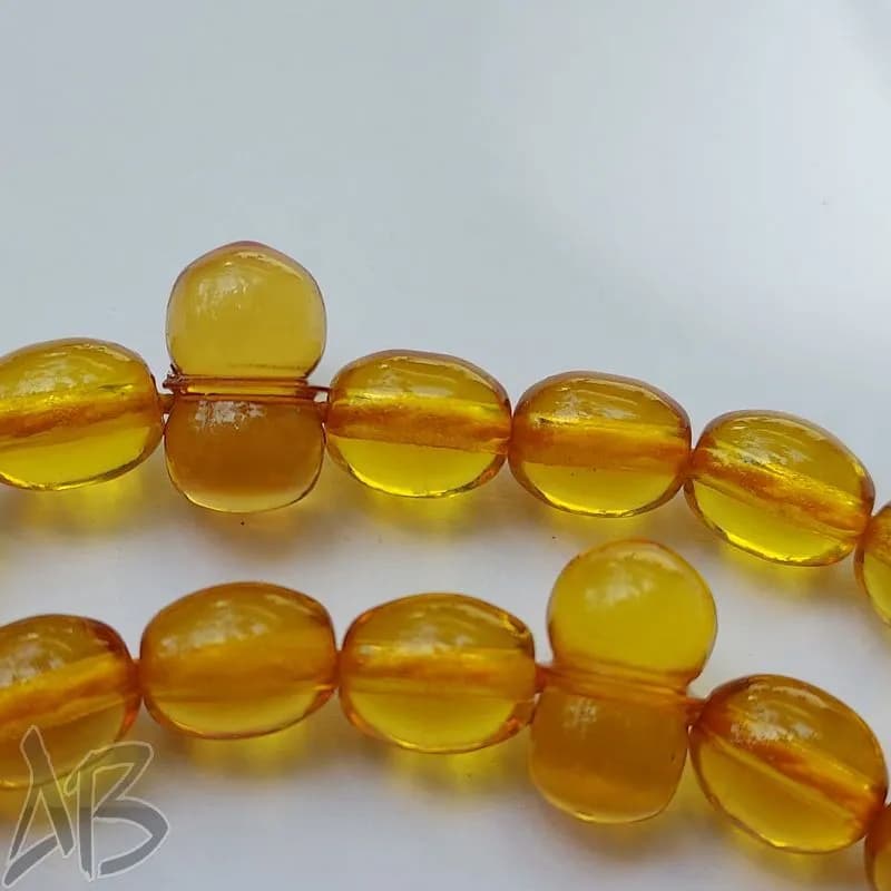 تسبیح سندلوس صد دانه (101 دانه) زردبودار تراش تخم مرغی سندانی کد 884 آقابزرگ — تصویر ۵