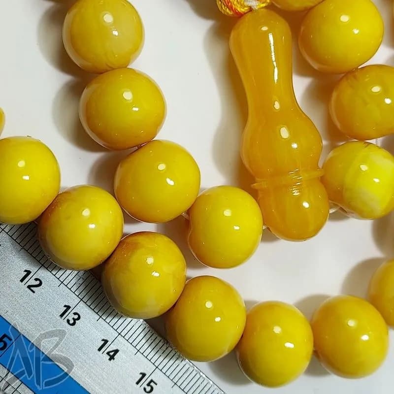 تسبیح سندلوس 33 دانه بودار تراش گرد زرد بسیار خوشرنگ و خوش دست کد 838 آقابزرگ — تصویر ۲