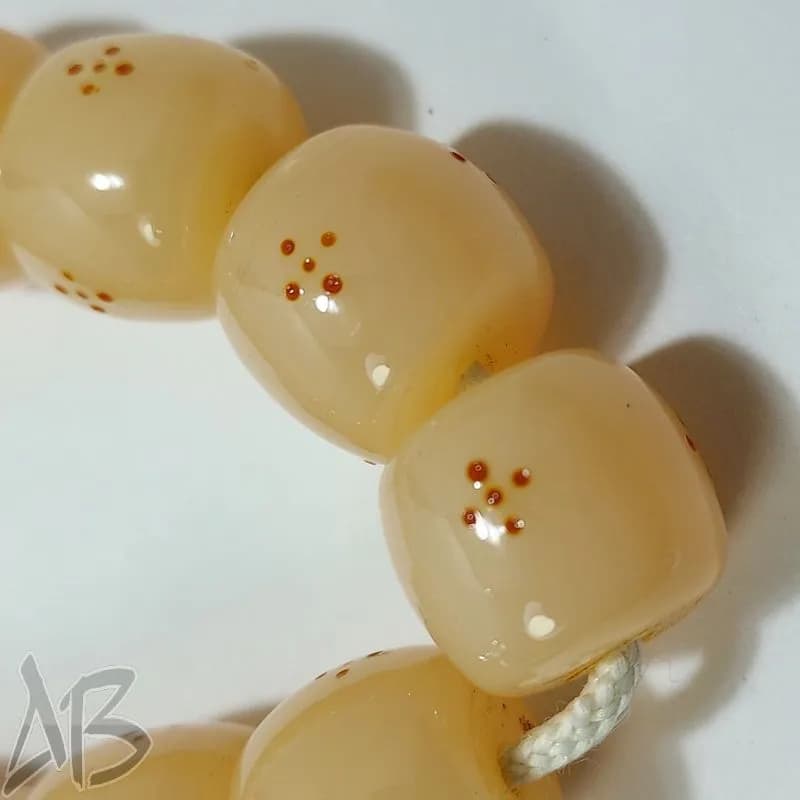 تسبیح سندلوس 33 دانه بودار تراش استوانه ای داغ دار زرد کهربایی کد 826 آقابزرگ — تصویر ۵