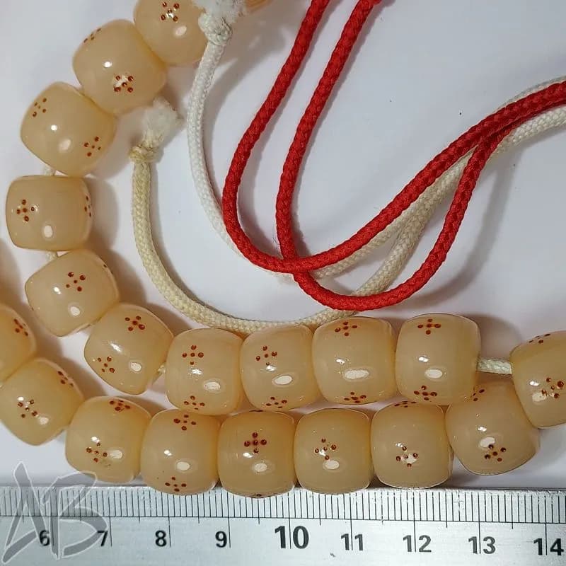 تسبیح سندلوس 33 دانه بودار تراش استوانه ای داغ دار زرد کهربایی کد 826 آقابزرگ — تصویر ۳