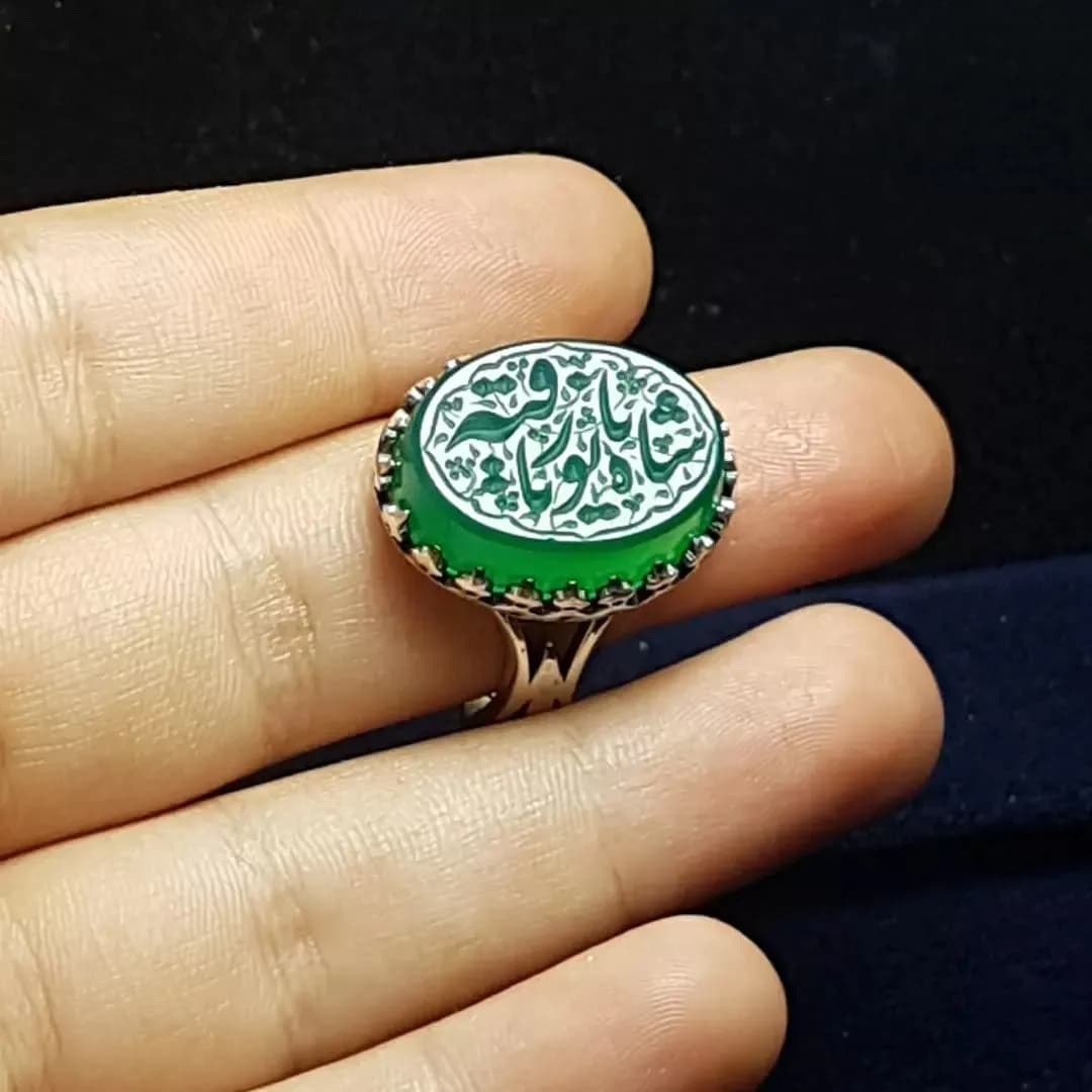 انگشتر نقره باسنگ عقیق سبز با حکاکی شاه بانو یارقیه کد 1365 — تصویر ۲