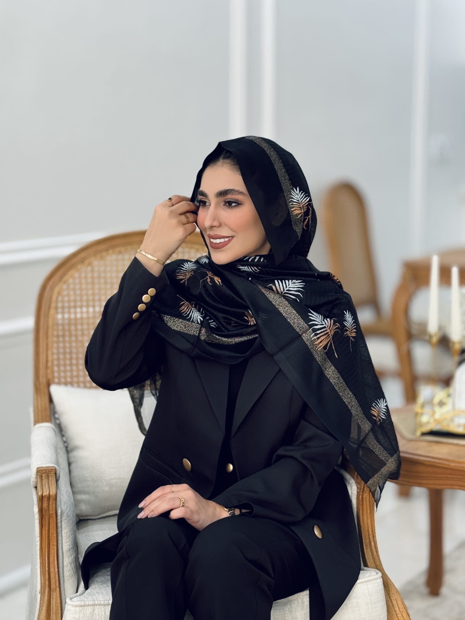 شال زنانه حریر گلدوزی شده طرح برگ — تصویر ۳