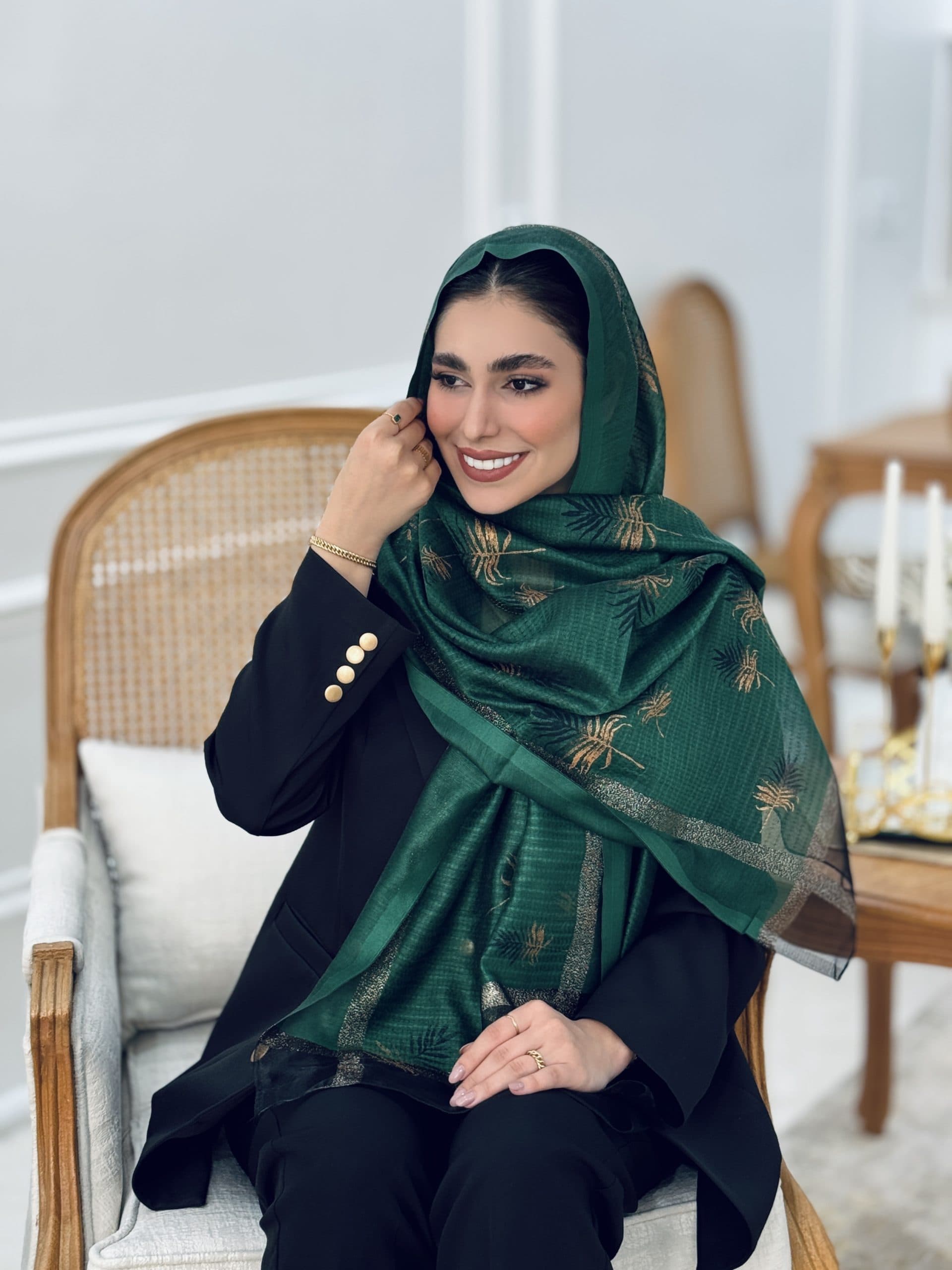 شال زنانه حریر گلدوزی شده طرح برگ — تصویر ۴