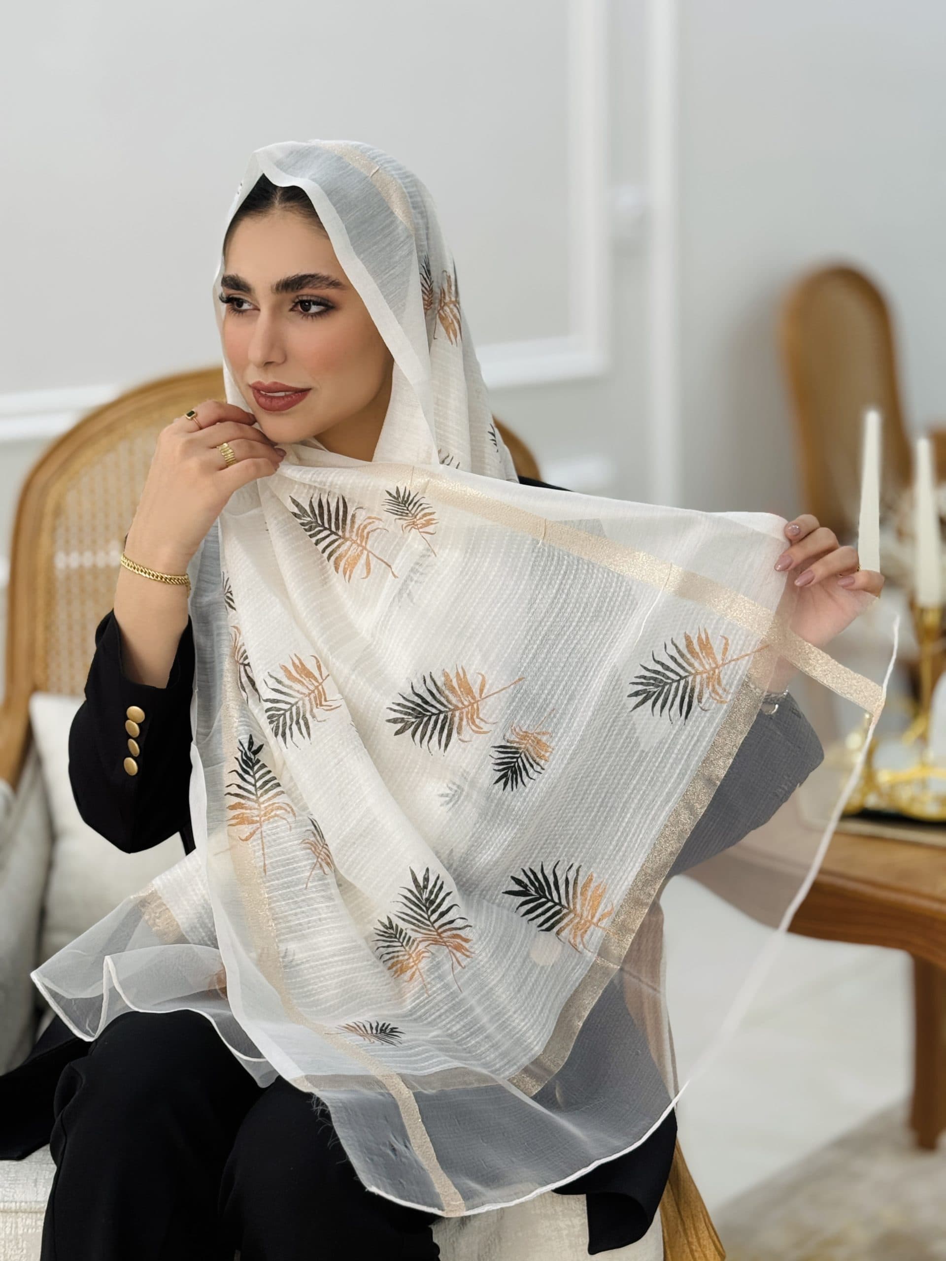 شال زنانه حریر گلدوزی شده طرح برگ — تصویر ۵